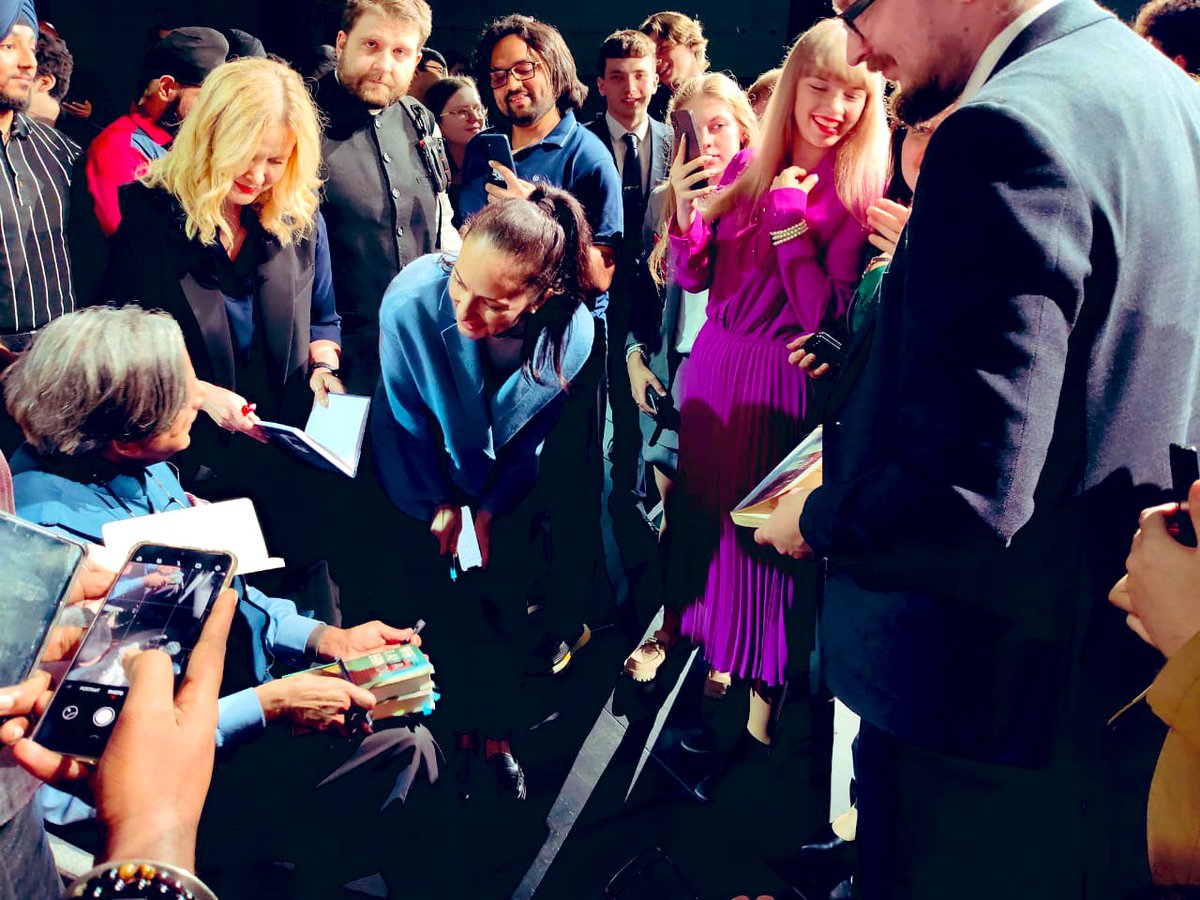 ShashiTharoor's tweet photo. And when it concluded, i was gratified to find i had readers and fans even in Moscow! (The last pic features the Russian Edition of #TheFiveDollarSmile — but the reader’s smile is worth a lot more!) https://t.co/ynLxTOLHxB