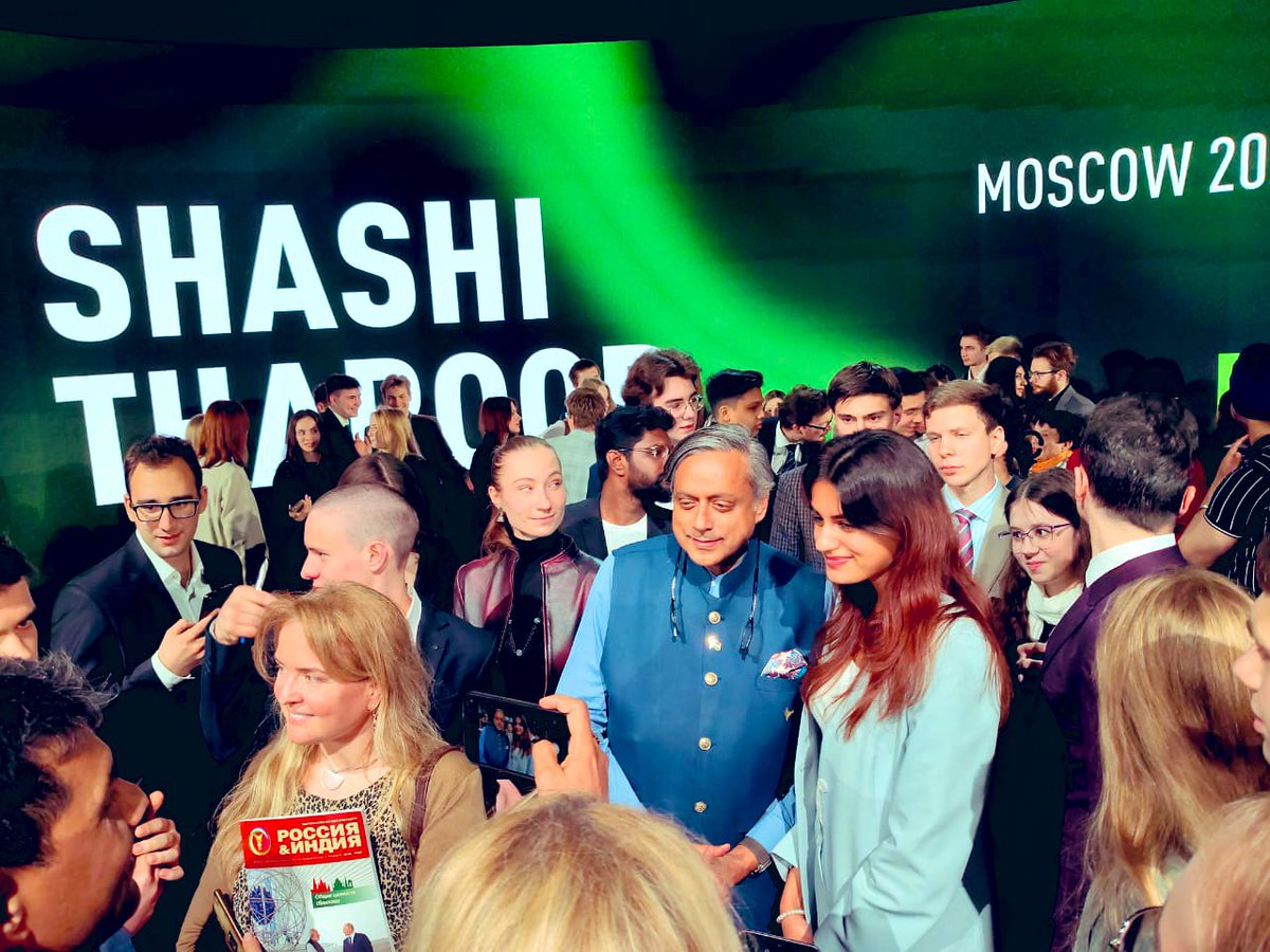 ShashiTharoor's tweet photo. And when it concluded, i was gratified to find i had readers and fans even in Moscow! (The last pic features the Russian Edition of #TheFiveDollarSmile — but the reader’s smile is worth a lot more!) https://t.co/ynLxTOLHxB