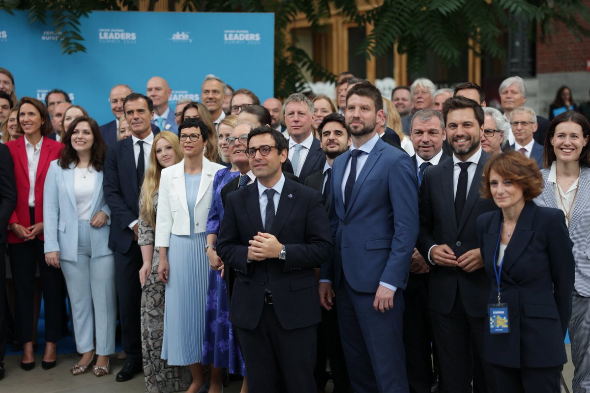 steph_sejourne's tweet image. L’Europe souveraine, sur son marché, dans sa défense, et dans l’affirmation de son modèle.
Ravi de retrouver les leaders de la famille centriste & libérale européenne au #LeadersSummit2025 @RenewEurope pour préparer le Conseil européen d’aujourd’hui