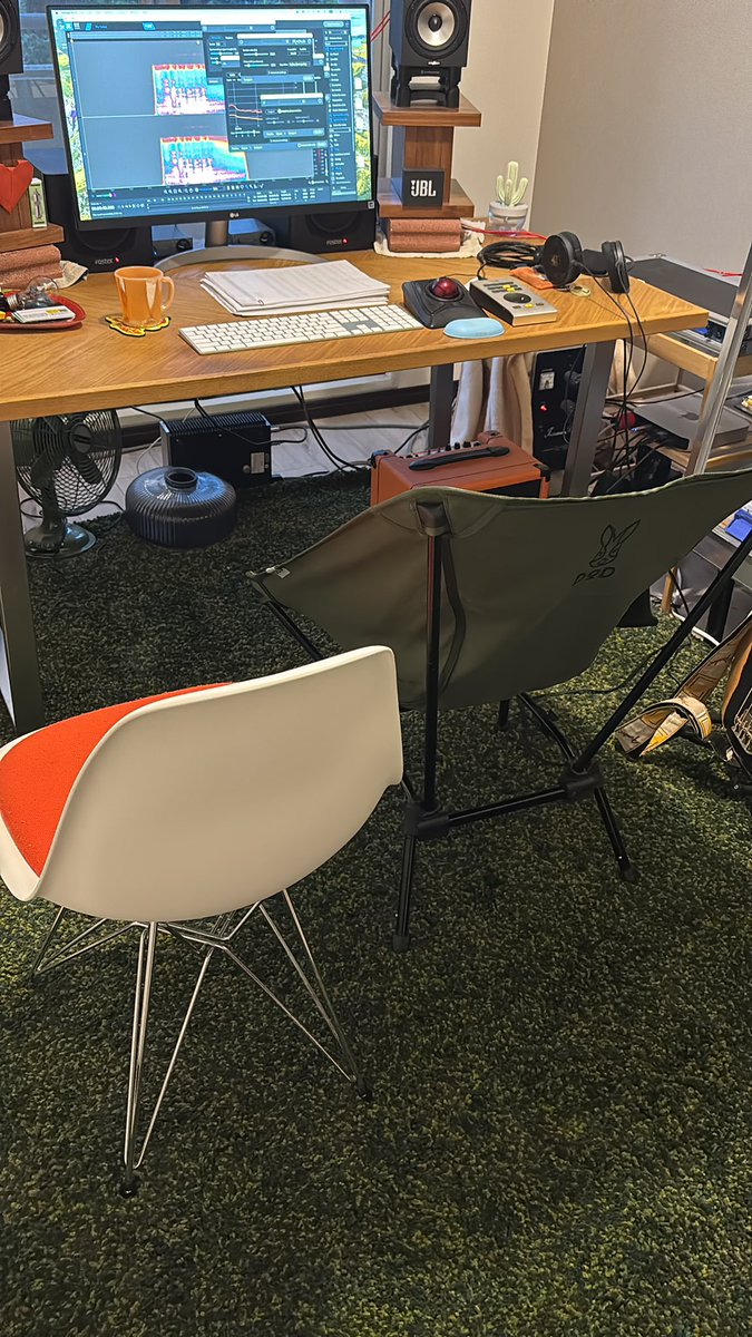 同じ椅子で座りっぱなしだと飽きてくるから椅子２台体制よ◯