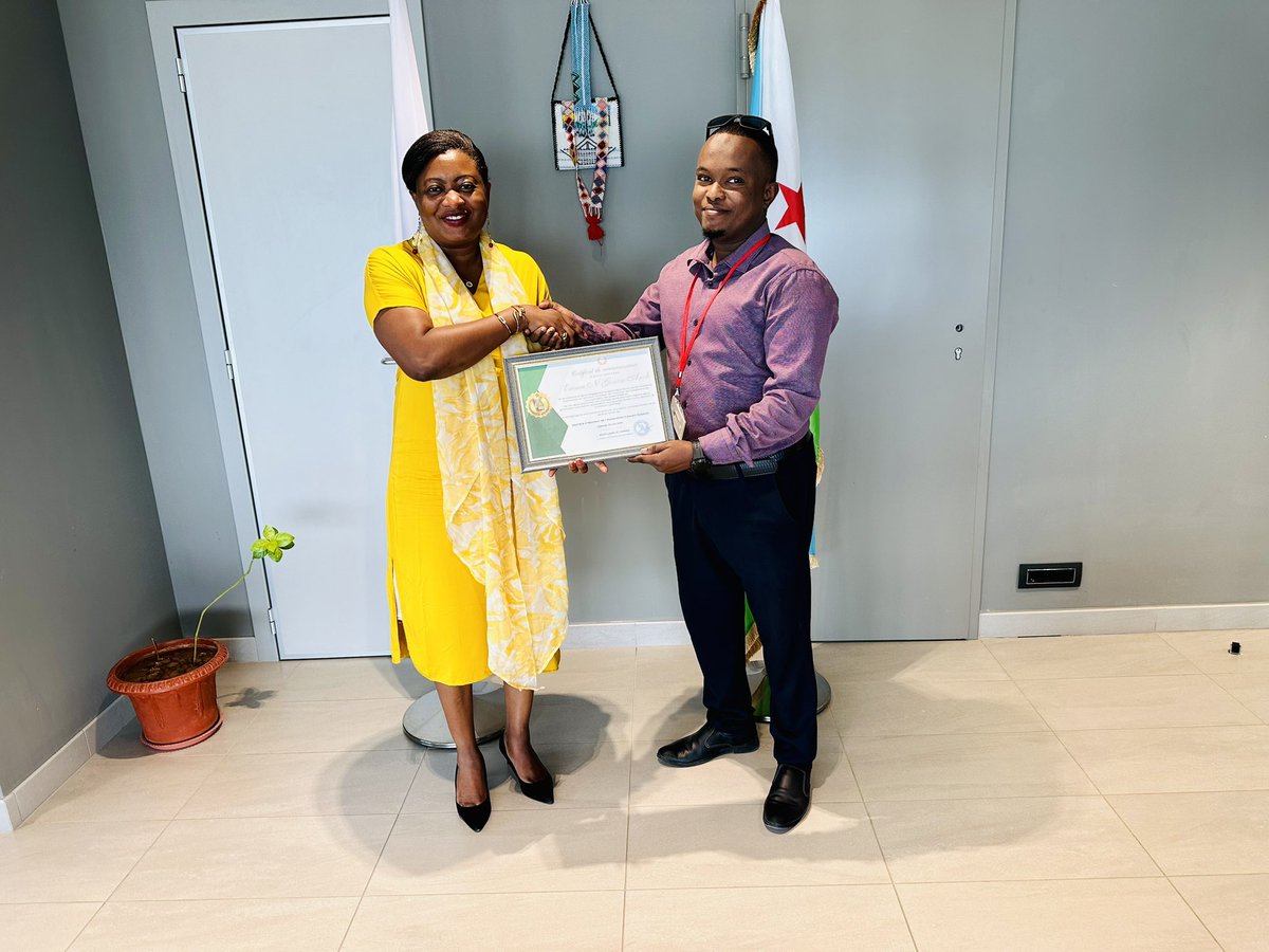 MouhyadineAli's tweet image. Visite de courtoisie et d’au revoir à la représentante résidente du PNUD Djibouti Madame Emma Annoh . J’ai ainsi pu transmettre de la part de toute l’équipe Connect Djibouti un certificat de remerciement et de distinction en tant que membre d’Honneur de notre Association .

Chère…