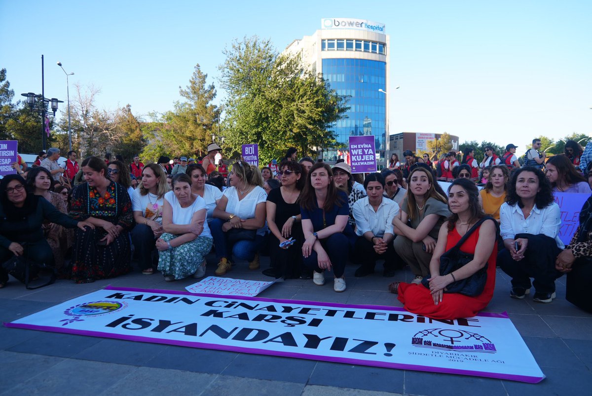 "Dayanışmamızın ve örgütlü mücadelemizin bu eril düzeni değiştirip dönüştürmede en büyük gücümüz olduğunu biliyor, Jin Jiyan Azadi felsefesine inanan biz kadınlar; ölmek ve öldürmek değil, yaşamak ve yaşatmanın mümkün olduğu bir yaşamın mücadelesini veriyoruz."