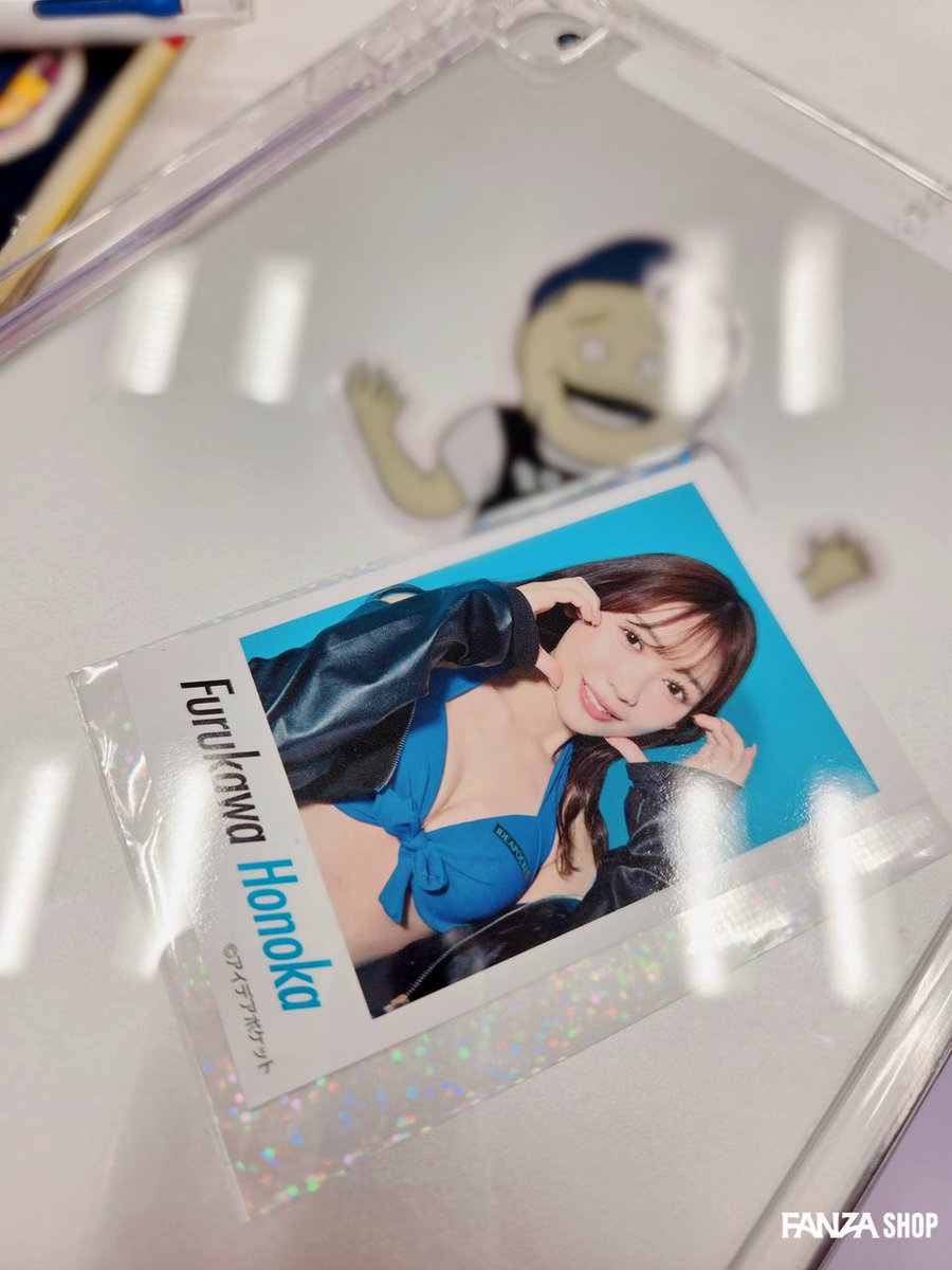 💼仕事中もこっそり推し活📱💖
ほのかちゃん（<a href="/honokafurukawa5/">古川ほのか</a> ）
の #チェキ風フォトカード をiPadケースにしのばせて、
仕事中も癒されてます🌙

#アイポケキャンペーン2025 グッズは引き続き
FANZAショップ対象店舗で販売中💙
※在庫状況は各店舗にご確認ください

#FANZASHOP #推しのいる生活