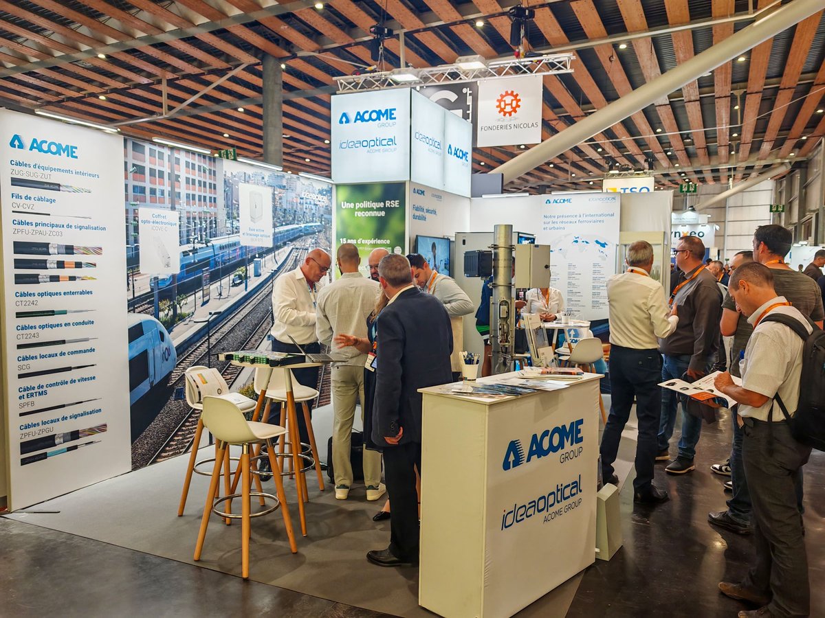 Sur <a href="/SIFER_EXPO/">SIFER</a>, <a href="/IdeaOptical/">IDEA OPTICAL</a> valorise son savoir-faire avec notre #stand modulaire réutilisé, des éléments optimisés… une collaboration de long terme qui booste le #ROI !
Avec :
1 enseigne lumineuse
1 comptoir
1 espace d’accueil 
1 vitrine
1 porte-brochure
1 réserve sécurisée