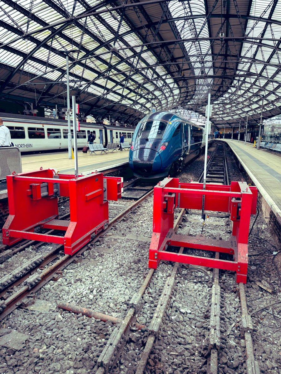 TM_Steve_'s tweet image. Just brought this 807 into Liverpool Lime Street, sadly it’s miserable outside so no exploring the city for me today! 

Hope you are all having a great day! 😆

#trainguardlife #evero #class807 #liverpool