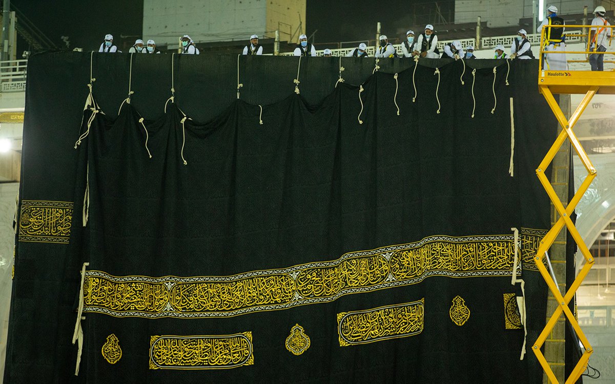 تُستبدل كسوة الكعبة المشرفة غرة محرم من كل عام، بعد أن تُسلَّم في يوم عيد الأضحى إلى كبير سدنة بيت الله الحرام، وتُحاك الكسوة بخيوط من الحرير والذهب والفضة، إذ يعمل عليها 220 صانعًا وفنيًّا في مجمع الملك عبدالعزيز لكسوة الكعبة المشرفة بمكة المكرمة، ويصل وزنها إلى 980 كجم بتكلفة