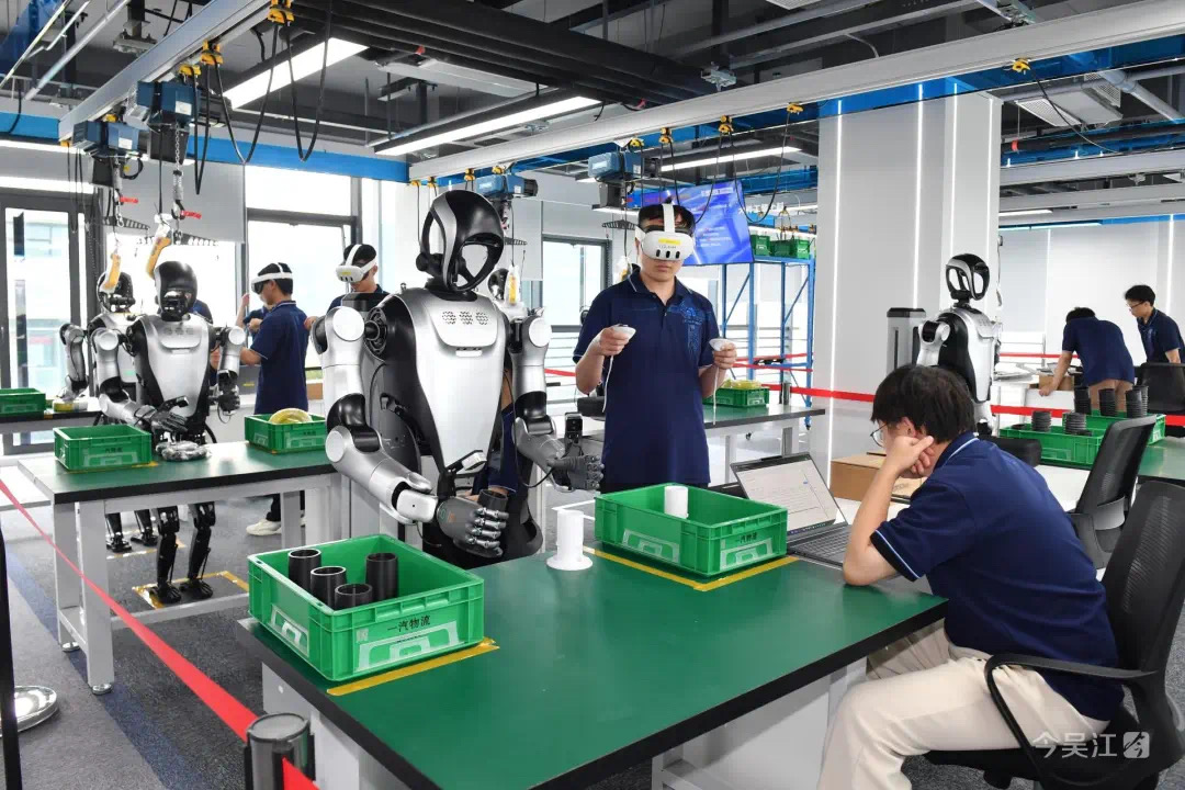 DiscoverWujiang's tweet image. AI robots head to &quot;university&quot;!😮 On June 24, #Jiangsu&apos;s first #embodiedAI robot training hub opened in #Wujiang, #Suzhou🎉.

Tailored for smart manufacturing, commercial services, and niche applications, the center features 8 hyper-realistic training environments. By merging…