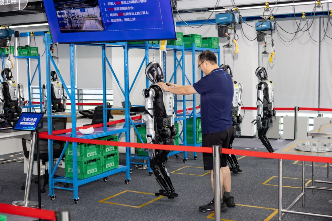 DiscoverWujiang's tweet image. AI robots head to &quot;university&quot;!😮 On June 24, #Jiangsu&apos;s first #embodiedAI robot training hub opened in #Wujiang, #Suzhou🎉.

Tailored for smart manufacturing, commercial services, and niche applications, the center features 8 hyper-realistic training environments. By merging…
