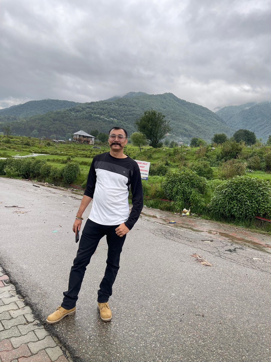 PoisonSir_'s tweet photo. ईश्वर क्या करता है, कैसे करता है, क्यों करता है ?
एक तरफ मैं #Himachal की वादियों में फोटोशूट कर रहा हूँ वही पास में ही लोग त्रासदी झेल रहे हैं 😰
हे प्रभु सबकी रक्षा कर 🙏
#himachalrains #HimachalWeather #himachalflood अब सच में डरा रहा है 😱
#HimachalNews
#tourismchallenges https://t.co/5gDNb7J8RA