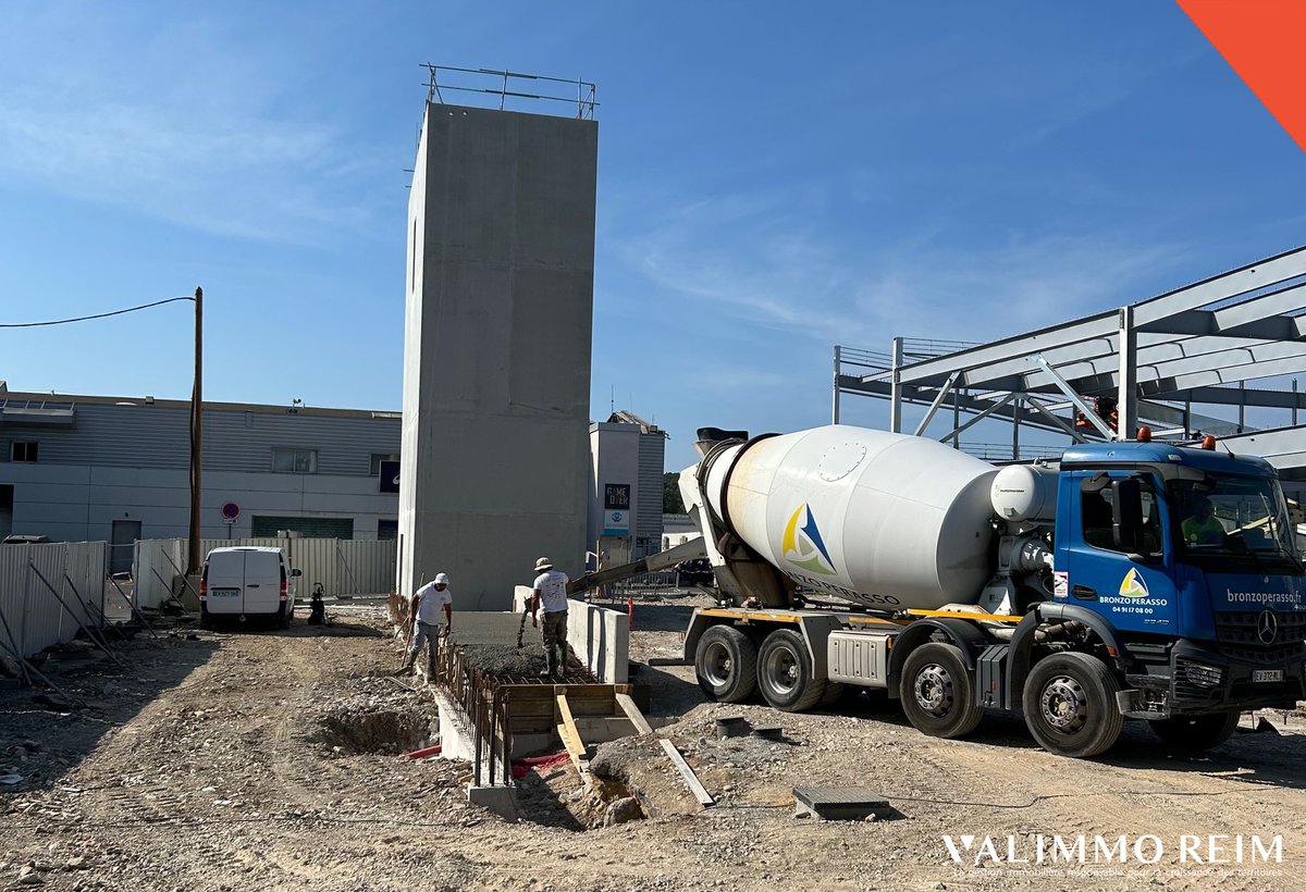 ValimmoReim's tweet photo. 🚧 𝗣𝗹𝗮𝗻 𝗩𝗶𝗹𝗹𝗮𝗴𝗲 / 𝗟𝗲𝘀 𝘁𝗿𝗮𝘃𝗮𝘂𝘅 𝗮𝘃𝗮𝗻𝗰𝗲𝗻𝘁

Il y a quelques mois, nous posions la 1re pierre de l’extension de Plan Village, à Plan de Campagne. 

Nous partageons avec vous les premières images du chantier qui témoignent de l’avancée rapide des travaux. https://t.co/H35YxEdJ7k