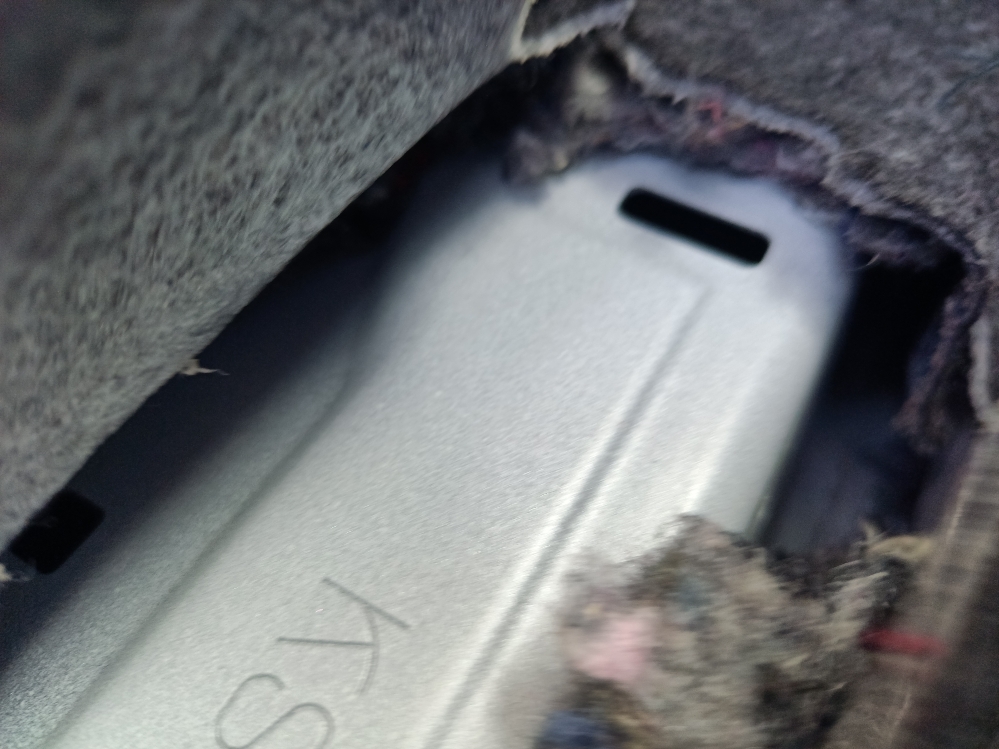 MZ95WkSGUFLjUsc's tweet photo. 走行中にネジが転がってる様な音がする症状。
ﾀﾞｯｼｭﾎﾞｰﾄﾞを全バラしたこともあった。
数か月かかり発見。
運転席シート下の車体番号があるフレーム？
の中から出てきたもの(ネジではなかった)
同じ事(物)が出てきたのが10台ほど。
これでバックアップでも取ってる？
#トヨタヤリス https://t.co/ov9k0O8QKx