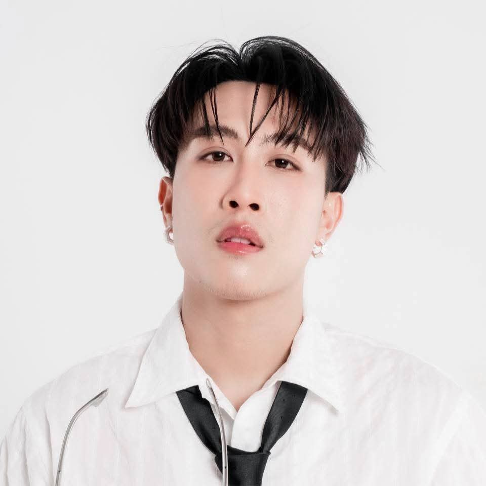 T_A_MAew's tweet photo. สวัสดี เจ้าตาแมว 🤪 https://t.co/DP8UILvXEN