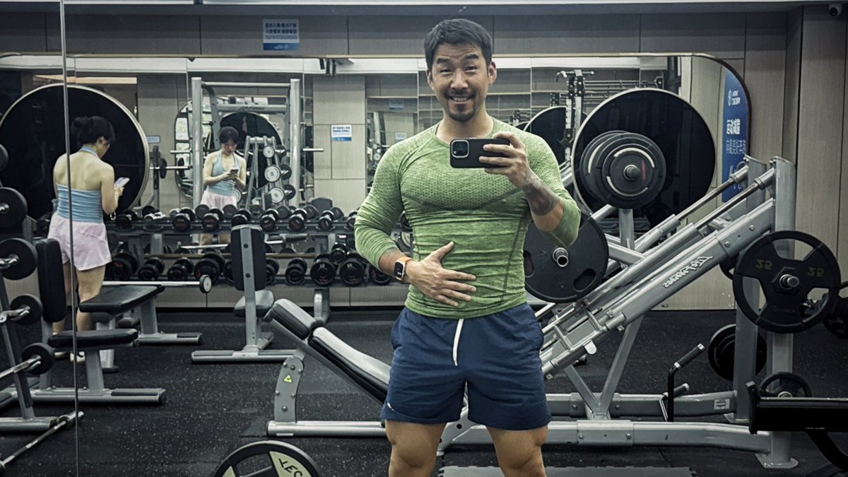 谁说紧身衣显胸的站出来，下次记得把话说全，也显肚子啊[发怒]