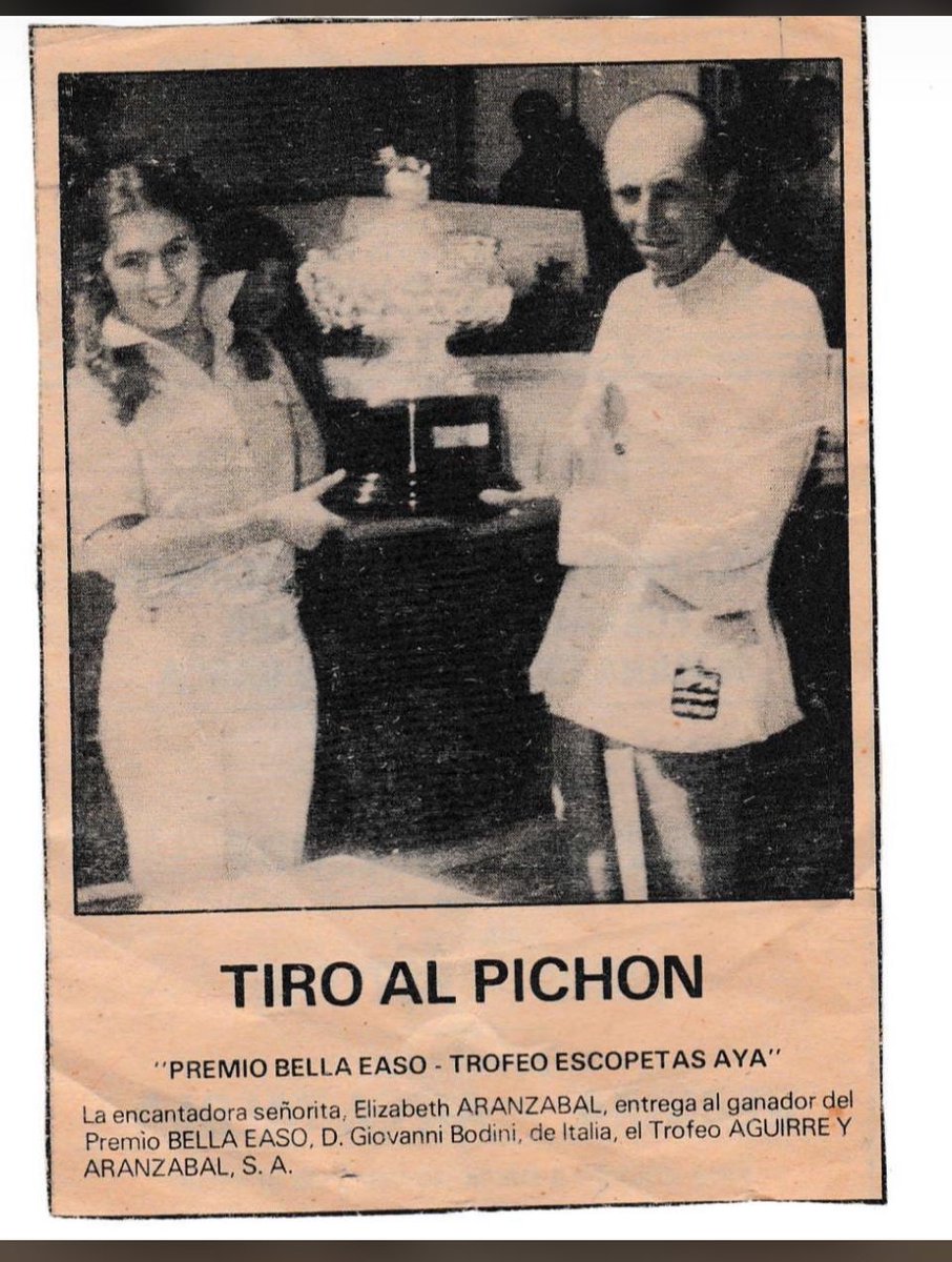 Mi querida hermana, Elizabet, entregando el trofeo 🏆 AYA a uno de los mejores de la historia: Giovanni Bodini #ayaaguirreyaranzabalrendirsenoeaunaopcion #ayaaguirreyaranzabal #ayaaguirreyaranzabalmarcaespaña #aya19152015