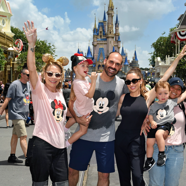 EDITORIAL: ‘Eduardo Bolsonaro, Donald e Pateta’ - É com passeio na Disney, participação em rodeio e hospedagem luxuosa que o filho de Bolsonaro pretende denunciar uma suposta ditadura no Brasil (via <a href="/opiniao_estadao/">Opinião Estadão</a>) > bit.ly/4lrdF0d

📷: Instagram/Heloísa Bolsonaro