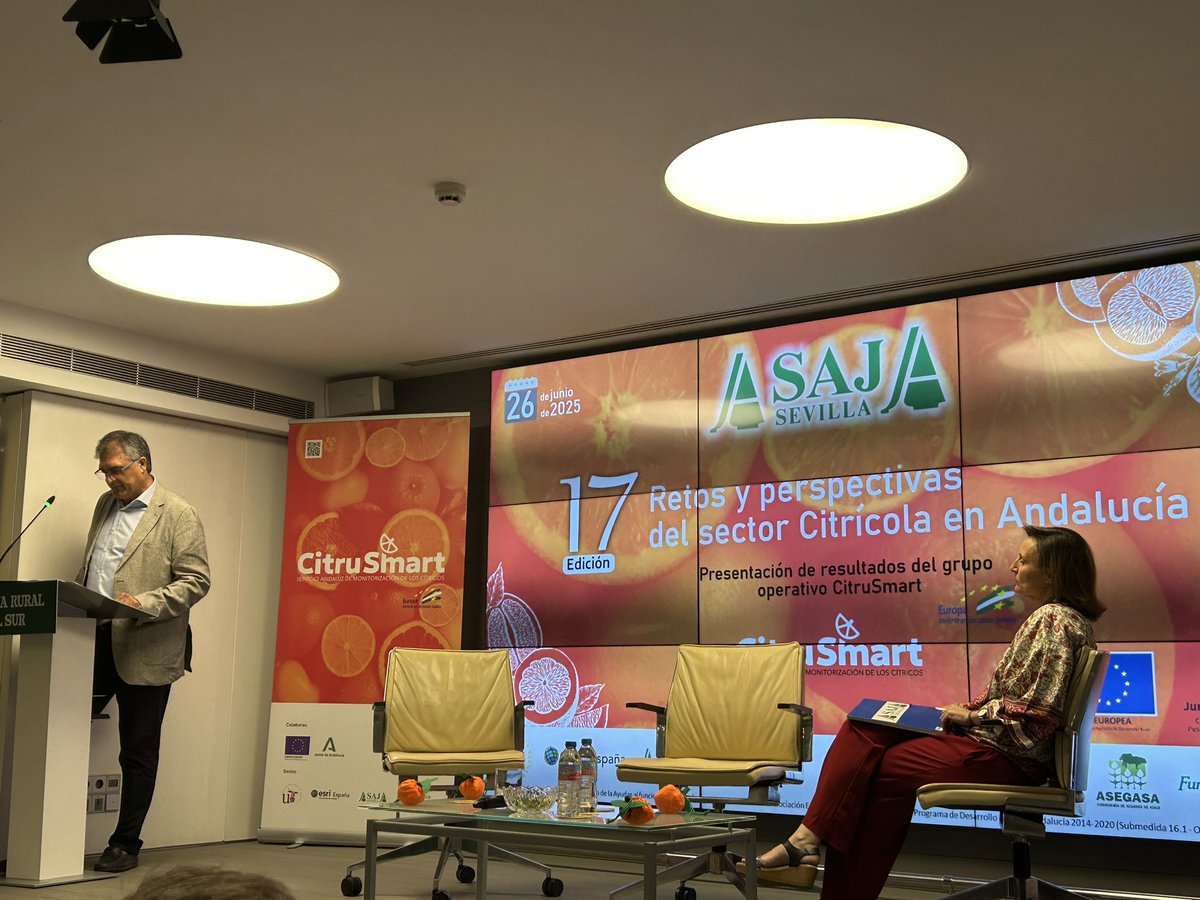 ASAJASEVILLA's tweet photo. Hoy en la 1️⃣7️⃣ edición de la Jornada citrícola de @ASAJASevilla presentando los resultados del proyecto @CitruSmartioteu  y debatiendo sobre los cítricos, su mercado, su futuro… 🍑🧑‍🌾🛰️📲 https://t.co/UT9Heau0Af