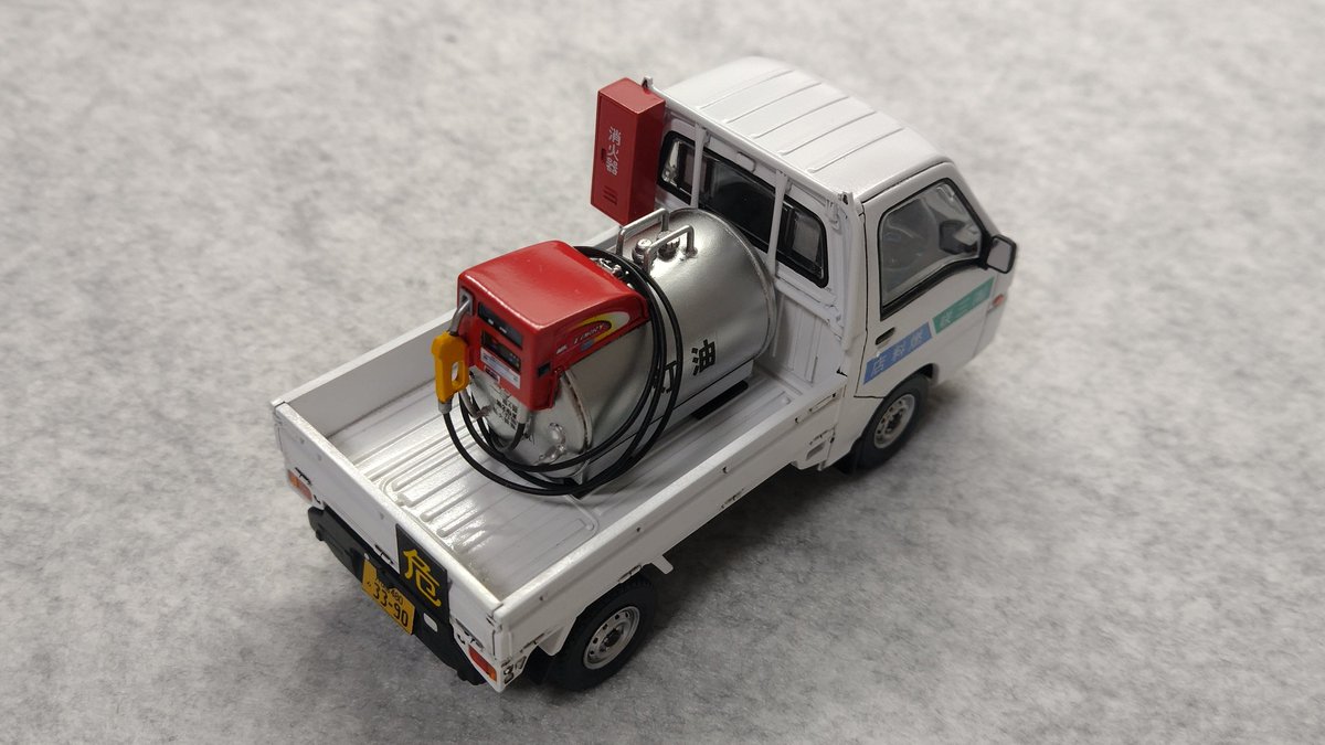 misaki_V12SS's tweet image. アオシマ 楽プラ 1/32 サンバー ミニローリー仕様完成しました🎉

タンクと消火器ボックスをスクラッチ。サンバー本体は内装に少し手を加えて塗装仕上げ。白一色だと寂しいので架空の商店名を入れました。
