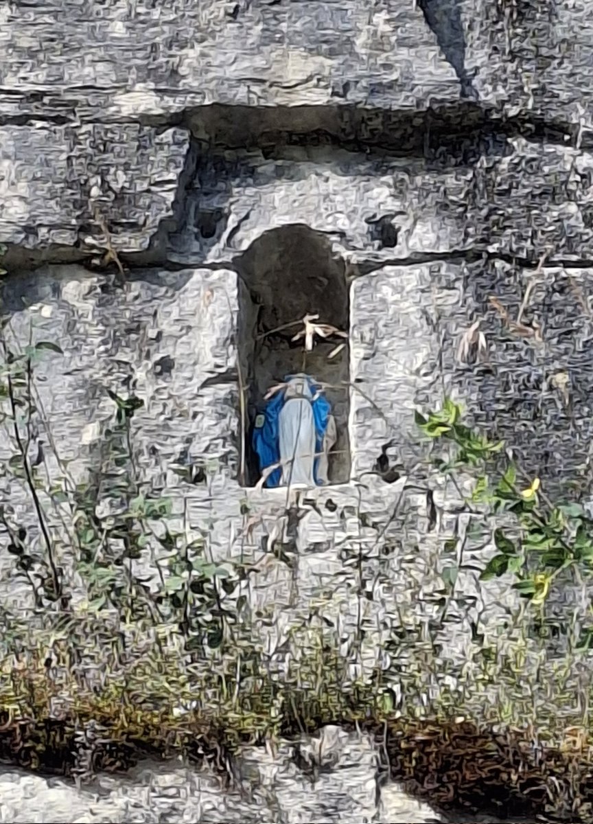 Ils nous détestent au point de grimper sur un pan de montagne et décapiter une statuette de Marie, qui passe quasiment inaperçue.
Qu'ils pourrissent dans les étages les plus impitoyables de l'Enfer.