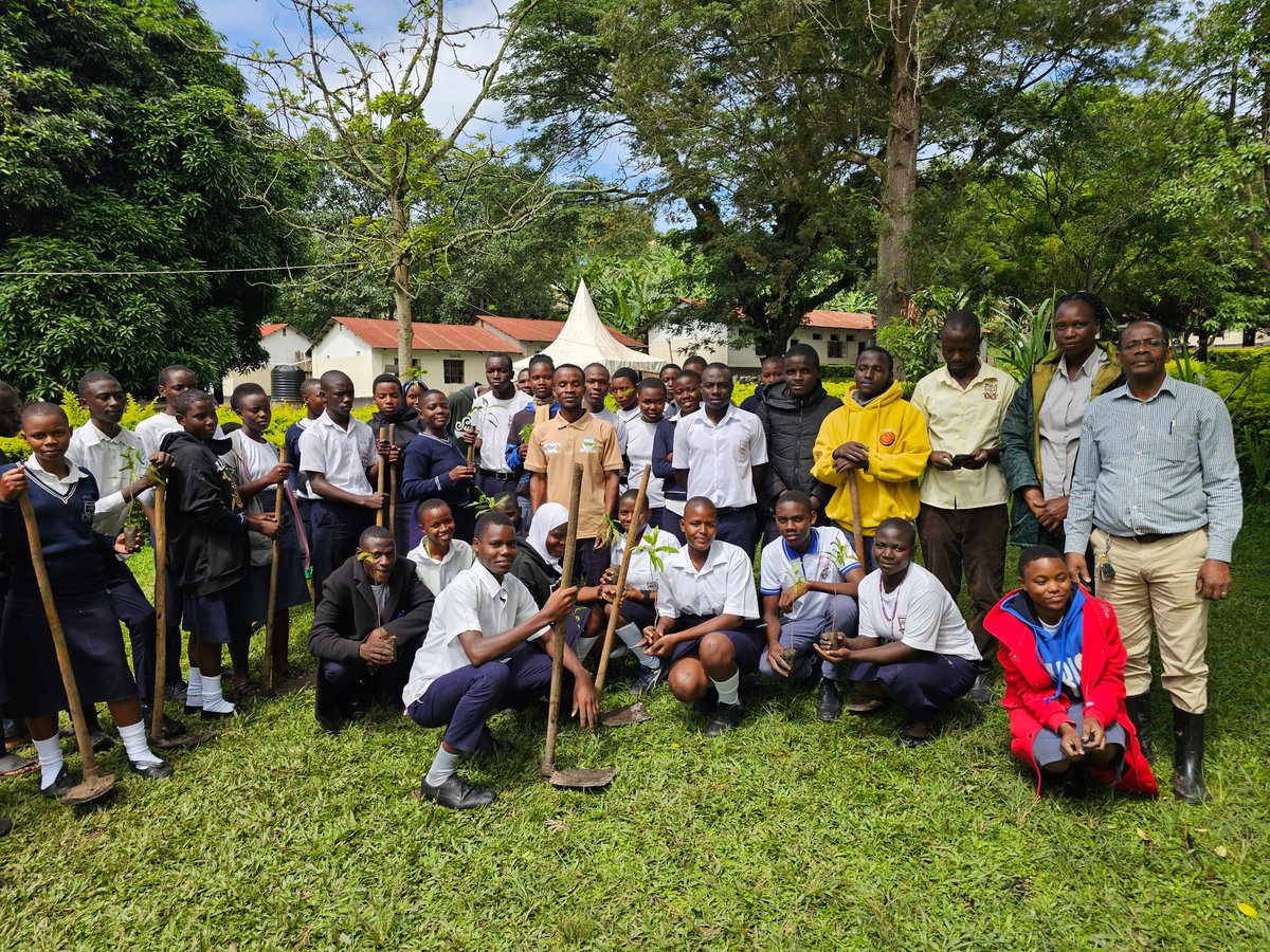 tumwekwatseug's tweet photo. Have you supported a community in archiving environmental sustainability?. Great thanks to @ruffordgrants @ecosev_uganda @NFAUG for enabling me support communities around Kalinzu forest reserve, to conserve threatened medicinal plants. Our future belongs to us. https://t.co/ZJvU5JwzaQ