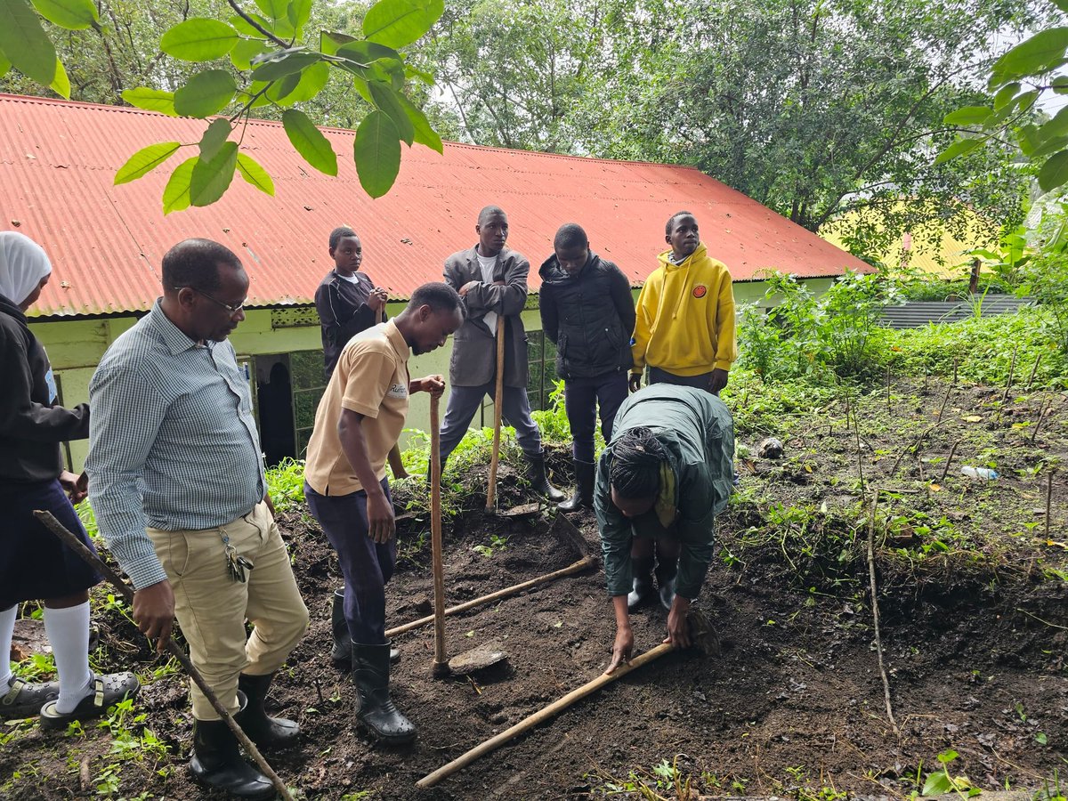 tumwekwatseug's tweet photo. Have you supported a community in archiving environmental sustainability?. Great thanks to @ruffordgrants @ecosev_uganda @NFAUG for enabling me support communities around Kalinzu forest reserve, to conserve threatened medicinal plants. Our future belongs to us. https://t.co/ZJvU5JwzaQ