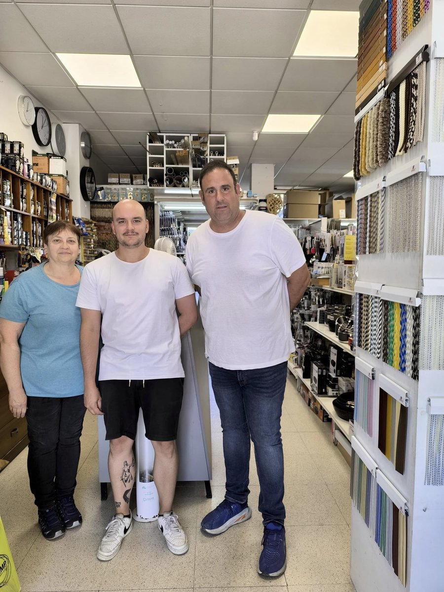 AjCMalavella's tweet photo. 🔧 El regidor @alextoldra ha visitat un establiment de referència del comerç local Ferreteria La Selva, especialitzat en petit electrodomèstic, còpies de claus, eines de jardí…
📍 Obre de 9 a 13 h i de 17 a 20 h (dissabtes només matí), roman tancat dimecres tarda i diumenges https://t.co/IYlYESMKIk