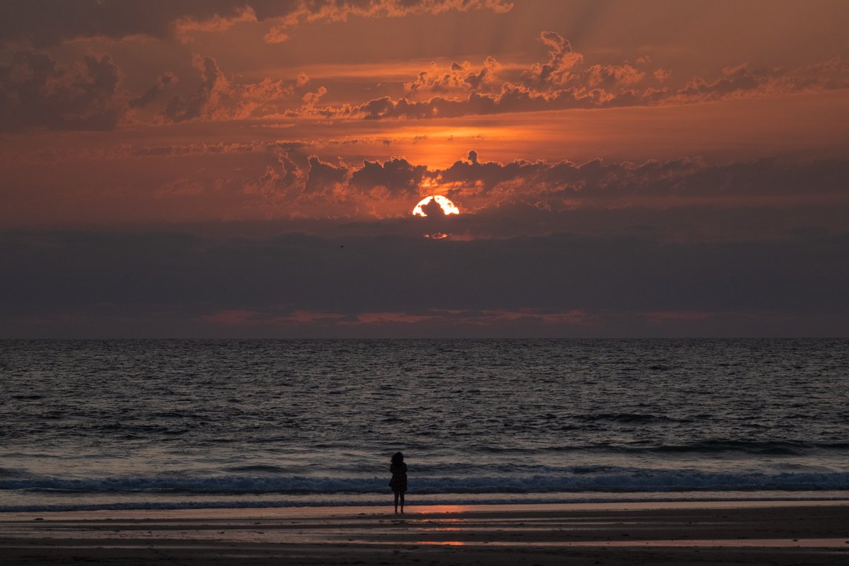 Partir en vacances avec des amis, c'est la possibilité de leur offrir quelques beaux souvenirs.

#roadtrip #friendship #sunset #ocean #photography