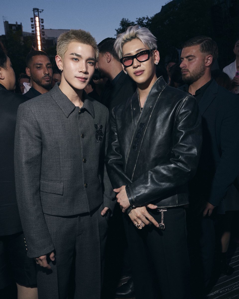 VogueThailand's tweet photo. #VogueReports เก็บตกโมเมนต์แขกคนสำคัญที่ส่งตรงจาก Place Georges Pompidou กรุงปารีส ประเทศฝรั่งเศสกับสองเซเลบริตี้ชาวไทยอย่างอย่าง ‘แบมแบม-กันต์พิมุกต์’ @BamBam1A เฮาส์แอมบาสเดอร์แห่ง @LouisVuitton ร่วมด้วย ‘โฟร์ท-ณัฐวรรธน์’ @tawattannn ที่ได้ร่วมชมโชว์ Louis Vuitton ที่ #ParisFashionWeek คอลเล็กชั่นเสื้อผ้าบุรุษฤดูใบไม้ผลิ/ฤดูร้อน ปี 2026 #LVMenSS26 #LouisVuitton #BamBamxLVMenSS26 #LVSS26xFourth 

Photo: Courtesy of Louis Vuitton