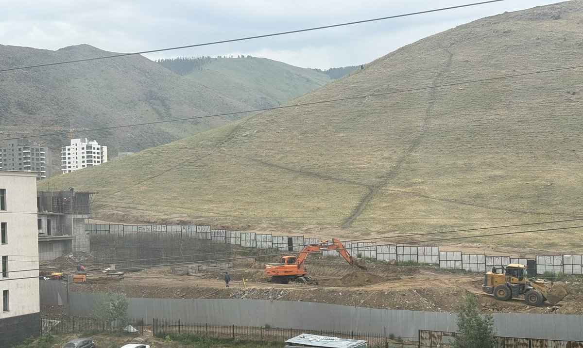 Богд уулын арын энэ хэсэгт уг нь Нүхэт рүү чиглэсэн автозамын трасс байсан юм. 
Байгаль орчны сайд асан Бат-Эрдэнэ гэж новш Бөхбат ХК-д газрыг нь өгөөд хаус бариулж байна. 
<a href="/KhNyambaatar/">Х.Нямбаатар</a> -аа замынхаа газрыг хамгаалахгүй юм уу?!