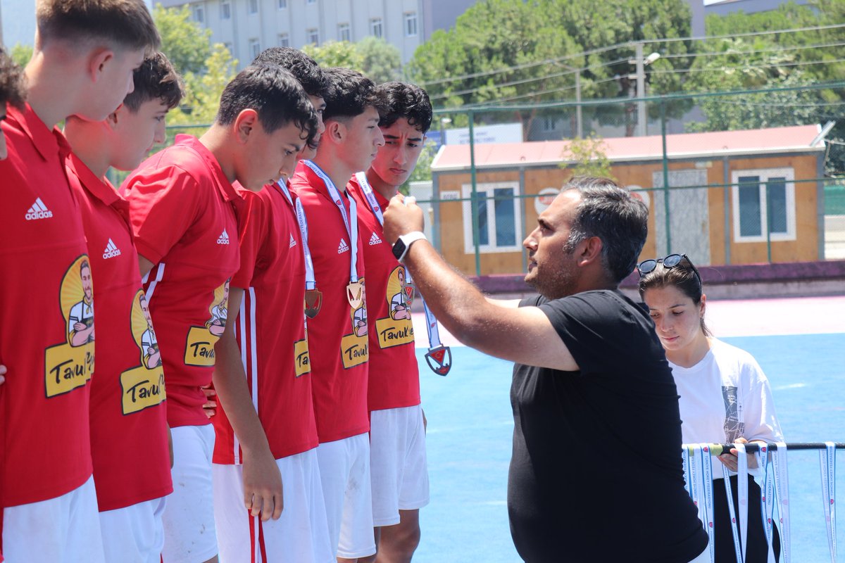 U16 Erkekler Hokey 5s 1.Lig 2.'Si Gaziantep Hokeygücü!👏 Kupa ve Madalyalarını Merkez Hakem Kurulu Üyemiz Ali Temmuz Şahin Takdim Etti 🏑🇹🇷
