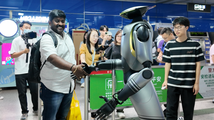 AShow71739's tweet image. GAC Group's humanoid robot GoMate has officially “joined” Guangzhou Metro! 🤖 Now assisting in smart services, GoMate marks a step forward in metro AI integration. #GuangzhouMetro #GoMate #GACGroup #AIrobotics