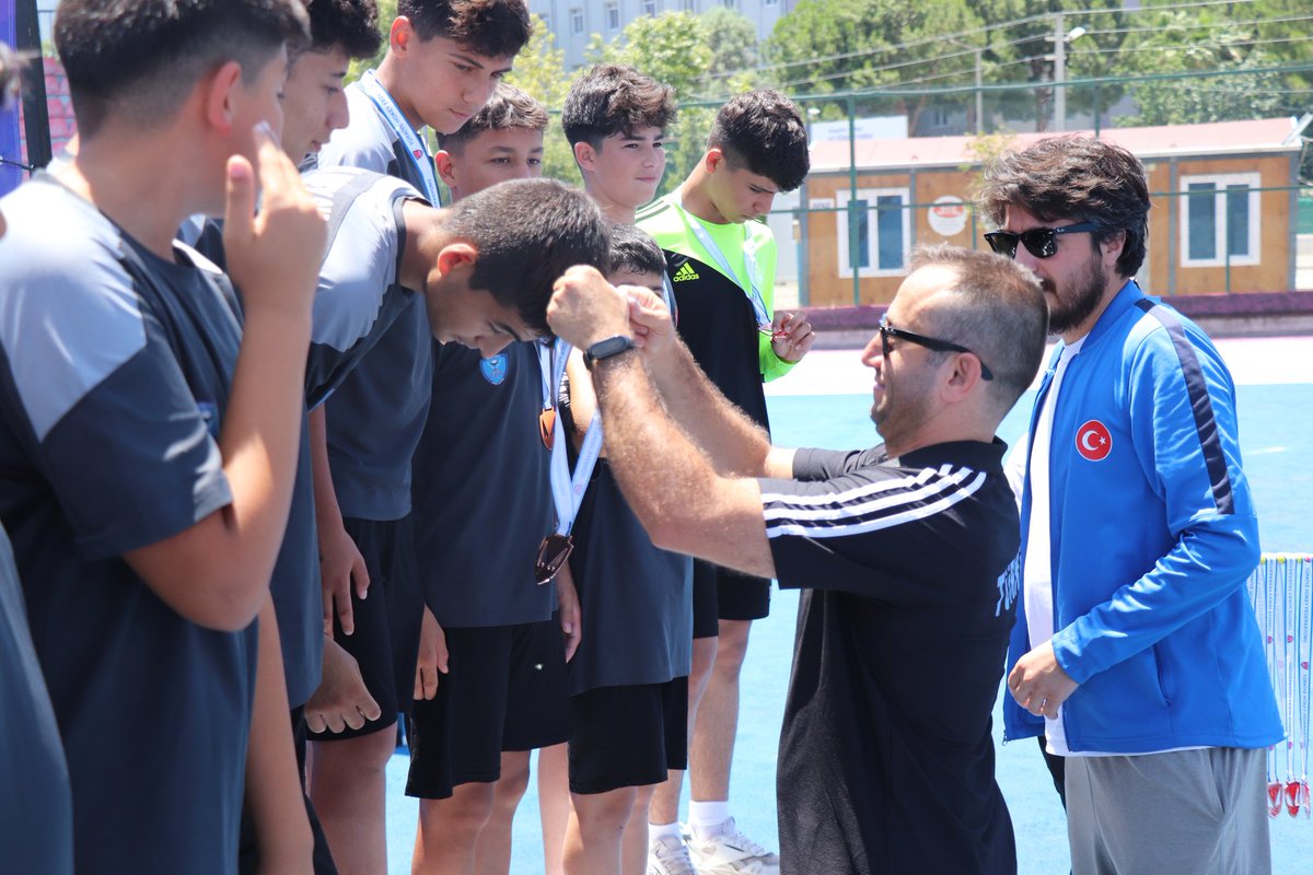 U16 Erkekler Hokey 5s 1.Lig 3.'Sü Adana Hokey!👏 Kupa ve Madalyalarını A Milli Takım Antrenörümüz Serkan Şen ve U16 Milli Takım Antrenörümüz Mustafa Çilkız Takdim Etti 🏑🇹🇷