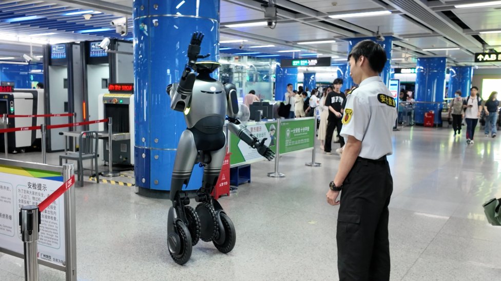 AShow71739's tweet image. GAC Group's humanoid robot GoMate has officially “joined” Guangzhou Metro! 🤖 Now assisting in smart services, GoMate marks a step forward in metro AI integration. #GuangzhouMetro #GoMate #GACGroup #AIrobotics