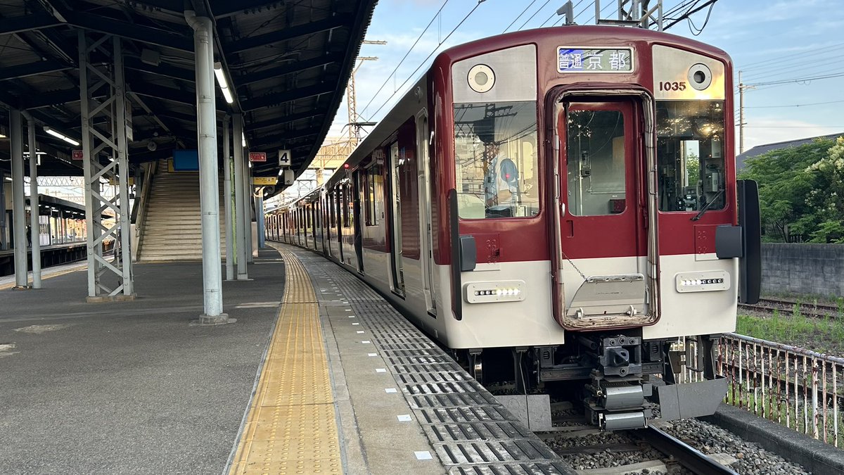 YDM_inertia's tweet photo. おひさ！営業運転のVL35☆
夕日に照らされてめちゃくちゃいい。
(1744ﾚ)

#近鉄 #近鉄京都線 #近鉄1026系 #VL35 #A更新 https://t.co/fDGDrUcEa6