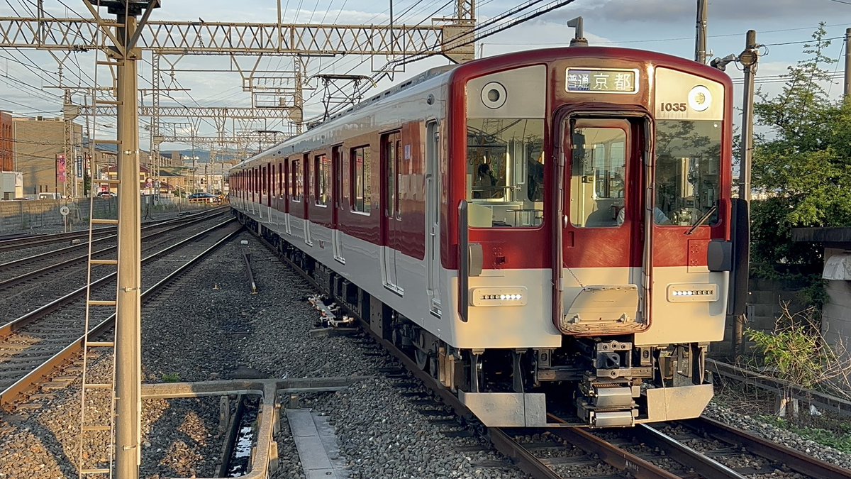 YDM_inertia's tweet photo. おひさ！営業運転のVL35☆
夕日に照らされてめちゃくちゃいい。
(1744ﾚ)

#近鉄 #近鉄京都線 #近鉄1026系 #VL35 #A更新 https://t.co/fDGDrUcEa6