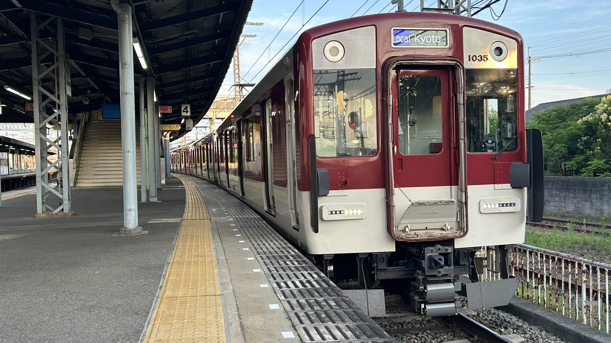 YDM_inertia's tweet photo. おひさ！営業運転のVL35☆
夕日に照らされてめちゃくちゃいい。
(1744ﾚ)

#近鉄 #近鉄京都線 #近鉄1026系 #VL35 #A更新 https://t.co/fDGDrUcEa6