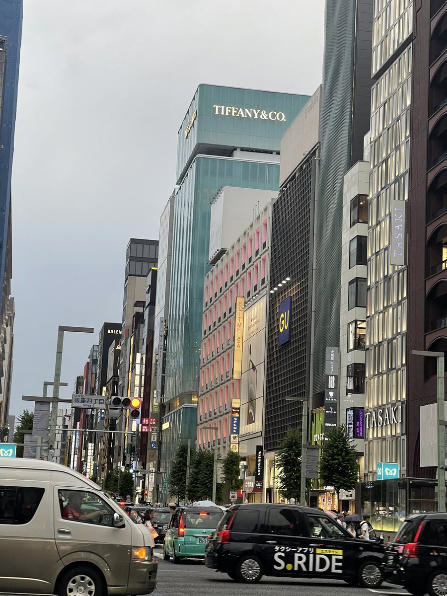 sugiyash's tweet photo. 先日、日経新聞にもファイナンススキームが掲載されていた中央通りのティファニービル…このティファニーブルーのガラスのファザードも原状回復の対象なんでしょうか…😅 https://t.co/Mx8kJIBDXh