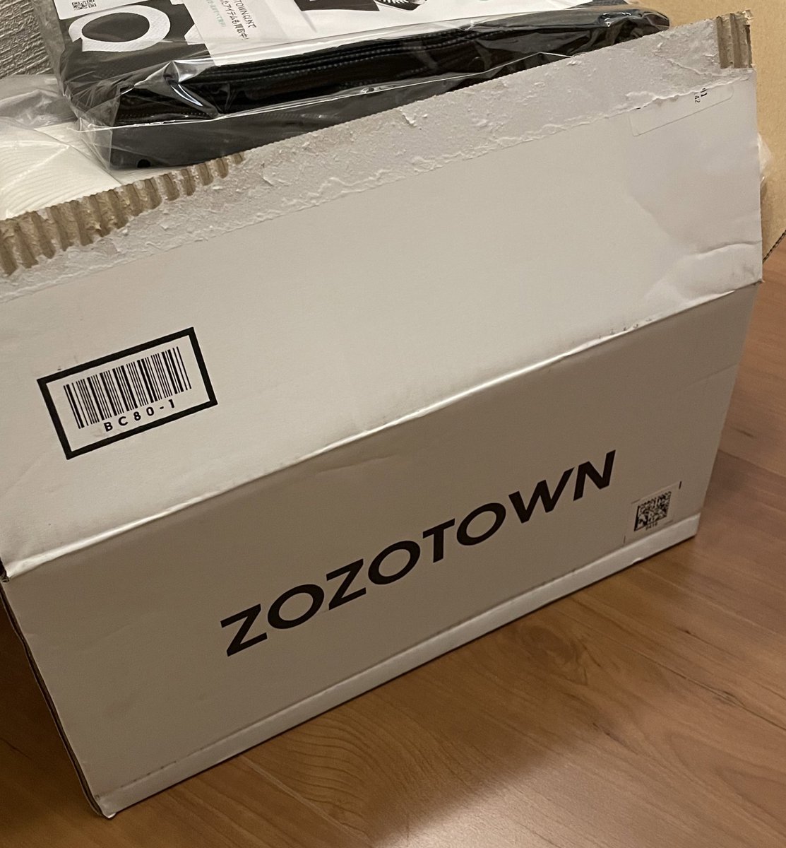 ootorisama0101's tweet photo. 初めて届きました！いつも黒い箱なのでびっくり🫢ご縁がありますように✨

#ZOZOSALE箱CP https://t.co/JXURsL12sD