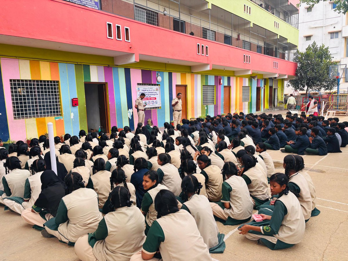 ಈ ದಿನ ಅಂತರರಾಷ್ಟ್ರೀಯ ಮಾದಕ ದ್ರವ್ಯ ವ್ಯಸನ ಹಾಗೂ ಸಾಗಾಣಿಕೆ ವಿರೋಧಿ ದಿನ ಅಂಗವಾಗಿ ಎಲೆಕ್ಟ್ರಾನಿಕ್ ಸಿಟಿ ಪೊಲೀಸ್ ಠಾಣೆ ವ್ಯಾಪ್ತಿಯಲ್ಲಿ  ಅಧಿಕಾರಿಗಳು ಹಾಗೂ ಸಿಬ್ಬಂದಿಗಳು ಶಾಲಾ ಮತ್ತು ಕಾಲೇಜು  ವಿದ್ಯಾರ್ಥಿಗಳಿಗೆ  ಮಾದಕ ದ್ರವ್ಯದ ದುಷ್ಪರಿಣಾಮಗಳ  ಬಗ್ಗೆ ಜಾಗೃತಿ ಮೂಡಿಸಿರುತ್ತದೆ. <a href="/DCPSEBCP/">DCP Southeast BCP</a>  <a href="/ableecitybcp/">ACP Electronic City BCP</a> 
#saynotoaddiction
