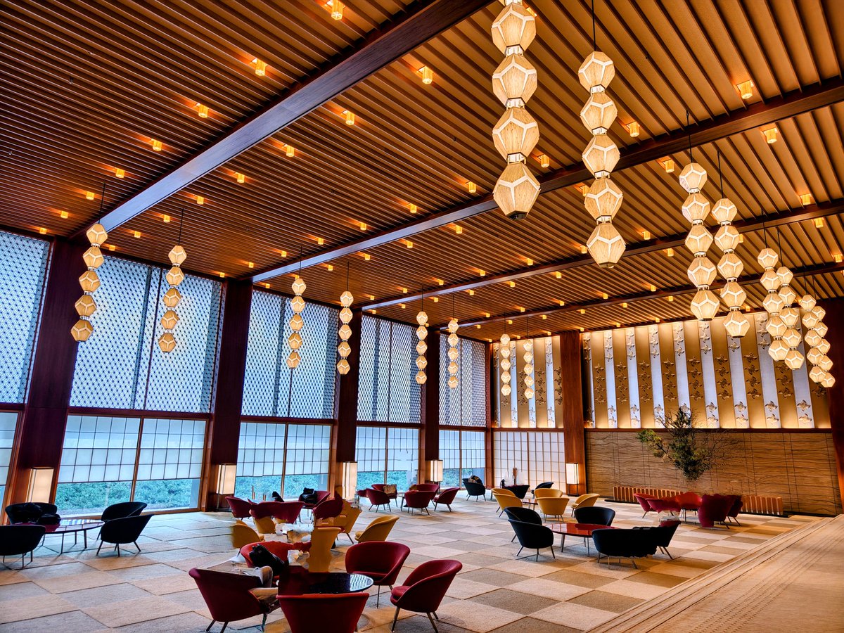 2015年、ホテルオークラ東京の本館建替えに伴い、当時、解体前のロビーの様子を撮影しにいきました。
そして先般、The Okura Tokyoとなってはじめて訪れましたが、旧館の雰囲気がそのまま残っていて驚きました。