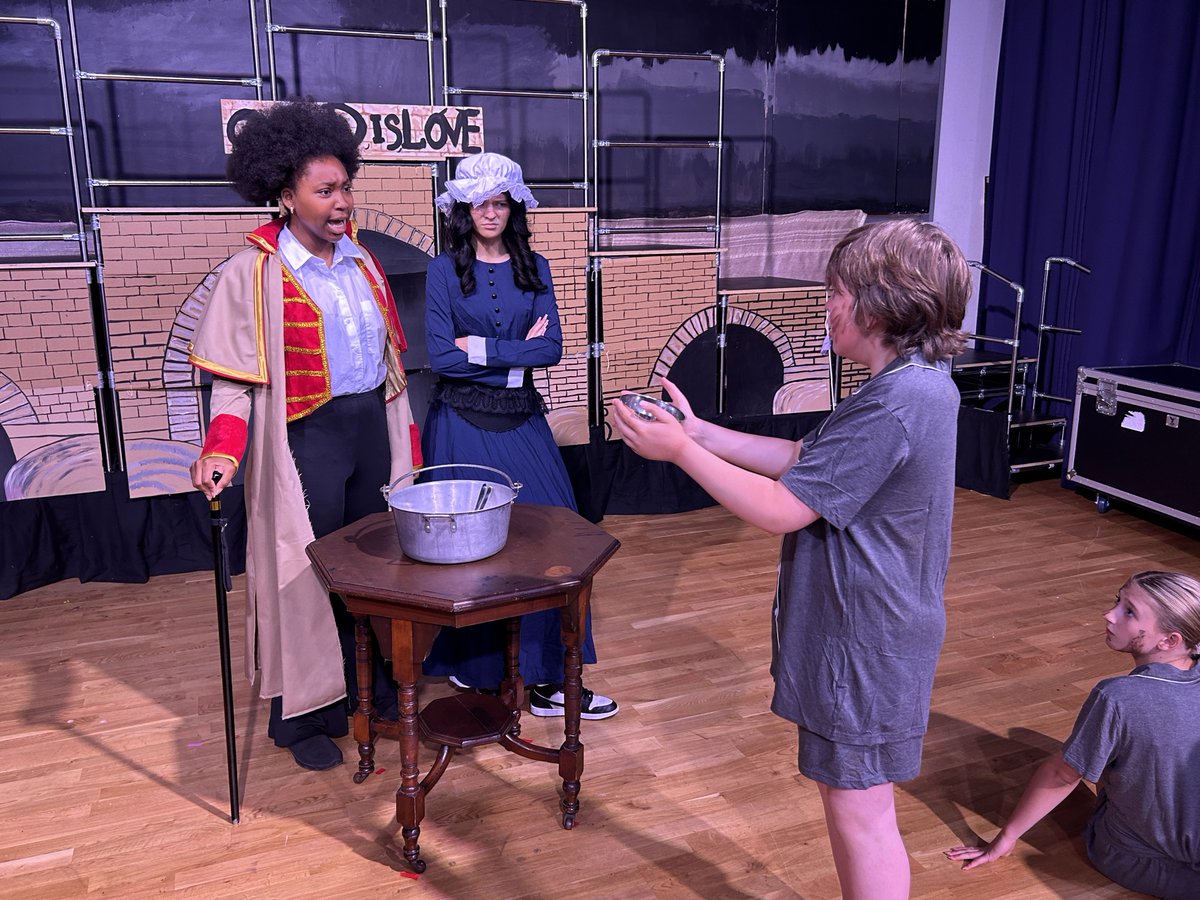 TheVA_Chatham's tweet photo. Last night's opening show of Oliver! Jr was fantastic - well done to the cast and everyone involved! 🎶🌟

#OliverJr #OpeningShow #PerformingArts #WeAreVictory #WeAreOne #WeAreTSAT https://t.co/aEi7x6eUFE