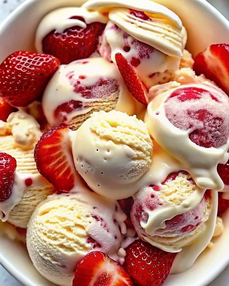 Vanilla and strawberry 🍓🍦😋🥰