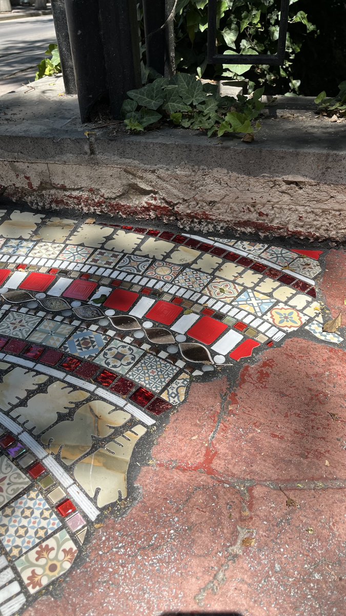 Sokak sanatçısı Ememem’in flacking adını verdiği mozaik yerleştirmesi nefis olmuş, Ankara’da da ilk. Öğle arasında gittik, gördük, beğendik. İlerleyen zamanlarda farklı yerlerde de olacakmış Çankaya’da. 
Yeri nerede gidip görelim diyenler için; Çankaya Paris Caddesi ile Yazanlar