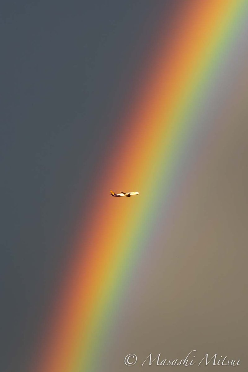 MitsuiMasashi's tweet photo. ただ今の八王子上空。色の濃い虹を横切る飛行機が素敵。 https://t.co/YXF3JXLCzI