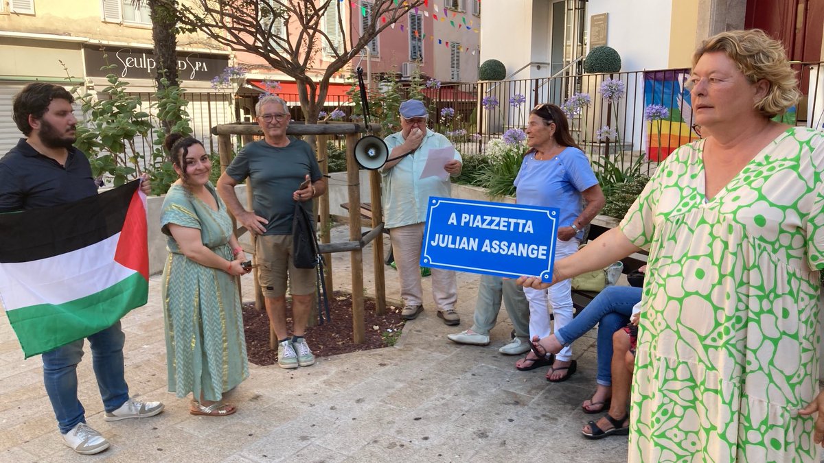 ComiteAssange's tweet image. Nos amis de Per a Pace (Pour la paix) ont organisé un rassemblement hier à #Ajaccio pour le 1er anniversaire de la libération de Julian #Assange.
Ils ont adressé un courrier au maire de la ville pour demander que le nom du fondateur de #WikiLeaks soit associé à la Piazzetta.