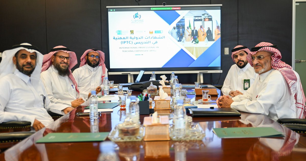 عقدت اللجنة التنسيقية لمشروع الشهادات الدولية المهنية في التدريس (IPTC) اجتماعها الثاني في مقر #البرنامج_السعودي_لتنمية_وإعمار_اليمن، لاستعراض سير عمل المشروع ومناقشة أبرز مستجداته. يستهدف المشروع تأهيل 200 معلم ومعلمة في محافظات (#حضرموت - #عدن - #تعز ) وتمكينهم من الحصول على