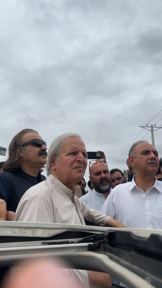 JavedHashmiJH's tweet image. عمران خان کے ساتھ اظہار یکجہتی کے لیے موجود۔