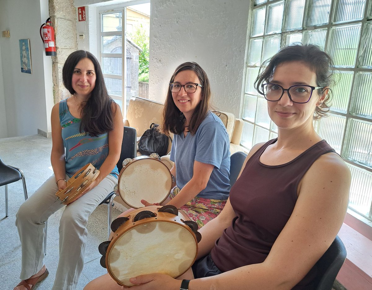 🎵👩‍🎤 “Para min é moito máis que aprender pandeireta e canto; hai unha cultura e unha lingua e non as podes separar”, subliña Margó Gayoso, mestra e tocadora vinte.praza.gal/artigo/margo-g…