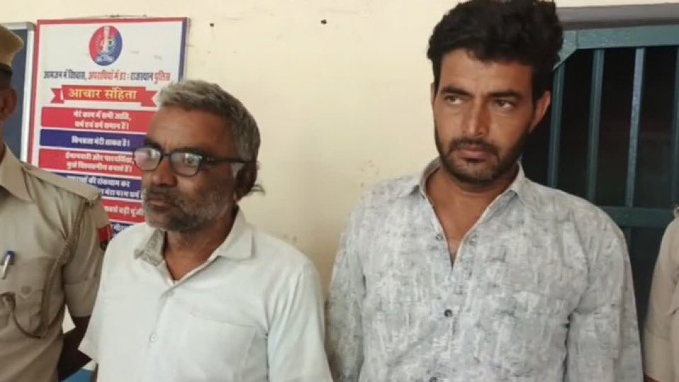 नागौर…..

करिश्मा को बाल विवाह मंज़ूर नहीं था….

घर वालों को करिश्मा का प्रेम विवाह मंज़ूर नहीं था…

घर वालों ने की करिश्मा के प्यार की हत्या…

करिश्मा ने की आत्म हत्या…

भाई, पिता, चाचा ताऊ सब फ़रार…

क्या हासिल हुआ….  इज़्ज़त, मान सम्मान…

किसी को तो झुकना ही पड़ेगा…