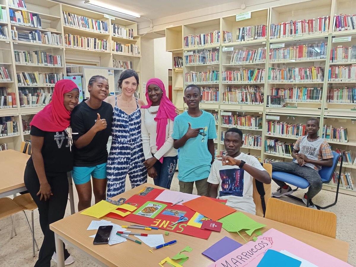 Los alumnos de español nos hablan de sus países y nosotros les enseñamos su nueva ciudad: Zaragoza. 
La conexión de culturas nos enriquece.
¡Habéis hecho un gran trabajo: Cindy, Arouna, Aly, Ouiam, Ebrima, Rongyi, Fatoumata, Abdoulaye, Aby i Jaliya! 

¡Feliz verano!