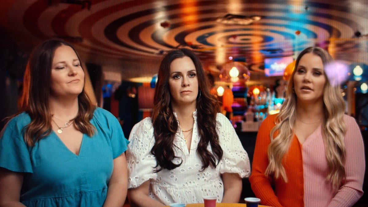 Magixbloom_'s tweet photo. Estaban en un crucero estropeado en medio del mar con escasez de comida y a estas tres retrasadas lo único que les importaba era divertirse… #fiascototal #elcrucerodelacaca #netflix https://t.co/xWlOZPXgbL